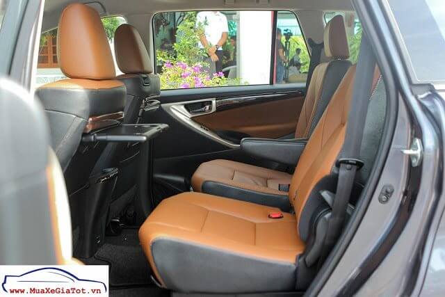 Mua xe gia đình 7 chỗ chọn Innova V hay Fortuner máy dầu số sàn? Gia Xe Toyota Innova 2018 20V 9 Mua xe gia đình 7 chỗ chọn Innova V hay Fortuner máy dầu số sàn?