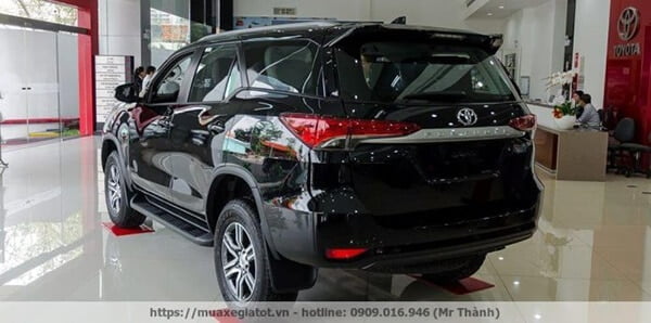 duoi xe toyota fortuner 2019 may dau so san muaxegiatot vn 2 So sánh Toyota Fortuner máy dầu số sàn và số tự động (1 cầu)
