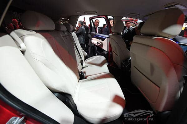 Đánh giá xe Vinfast Lux SA2.0 mới nhất kèm giá bán khuyến mãi ghe sau xe suv vinfast lux sa20 2019 muaxegiatot vn Đánh giá xe Vinfast Lux SA2.0 mới nhất kèm giá bán khuyến mãi