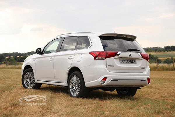 duoi xe mitsubishi outlander 2019 phev muaxegiatot vn 14 Mitsubishi Outlander 2025: Giá xe lăn bánh khuyến mãi, Mua bán xe trả góp