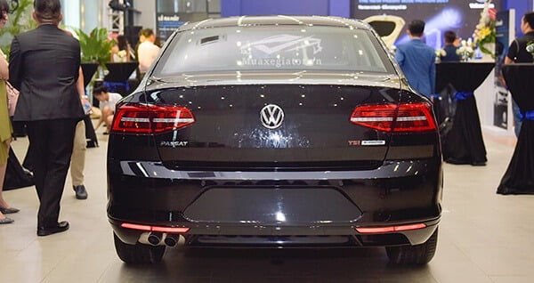 Volkswagen Passat 2025: Giá xe lăn bánh khuyến mãi, Mua bán xe trả góp duoi xe volkswagen passat 2019 muaxegiatot vn 7 Volkswagen Passat 2025: Giá xe lăn bánh khuyến mãi, Mua bán xe trả góp