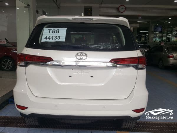 duoi xe fortuner 2019 may xang 1 cau muaxegiatot vn 1 So sánh Toyota Fortuner máy dầu số sàn và số tự động (1 cầu)