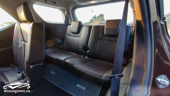 hang ghe thu ba fortuner 2019 may xang 1 cau muaxegiatot vn 8 So sánh Toyota Fortuner máy dầu số sàn và số tự động (1 cầu)