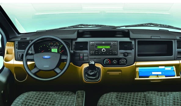 ford transit toyota tan cang 6 Chọn xe 16 chỗ Toyota Hiace hay Ford Transit?