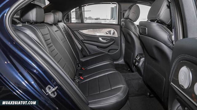 Mercedes E350 2025: Giá xe lăn bánh khuyến mãi, Mua bán xe trả góp hang ghe sau mercedes e350 amg 2019 2020 truecar vn Mercedes E350 2025: Giá xe lăn bánh khuyến mãi, Mua bán xe trả góp