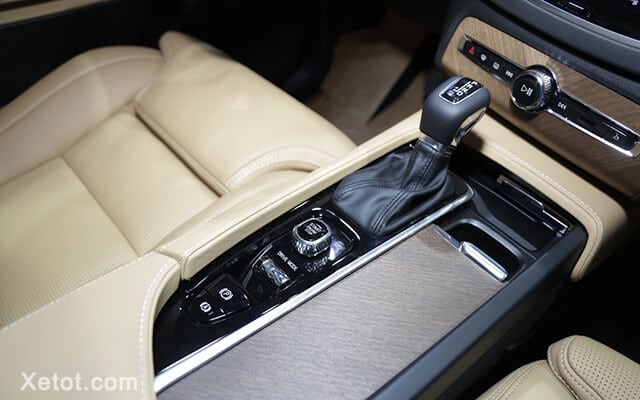 Volvo XC90 2025: Giá bán mới nhất, Đánh giá xe chi tiết dieu khien trung tam volvo xc90 2020 facelift xetot com Volvo XC90 2025: Giá bán mới nhất, Đánh giá xe chi tiết