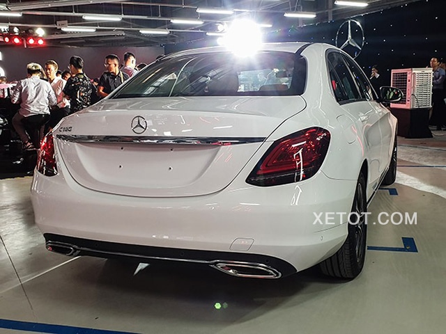 Mercedes C180 2025: Giá xe lăn bánh khuyến mãi, Mua bán xe trả góp duoi xe mercedes c180 2020 xetot com Mercedes C180 2025: Giá xe lăn bánh khuyến mãi, Mua bán xe trả góp
