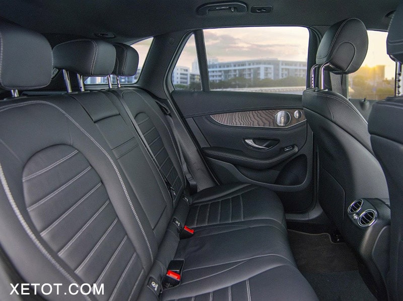 Mercedes GLC 200 2025: Giá bán mới nhất, Đánh giá xe chi tiết hang ghe sau glc 200 4matic muaxegiatot vn copy Mercedes GLC 200 2025: Giá bán mới nhất, Đánh giá xe chi tiết