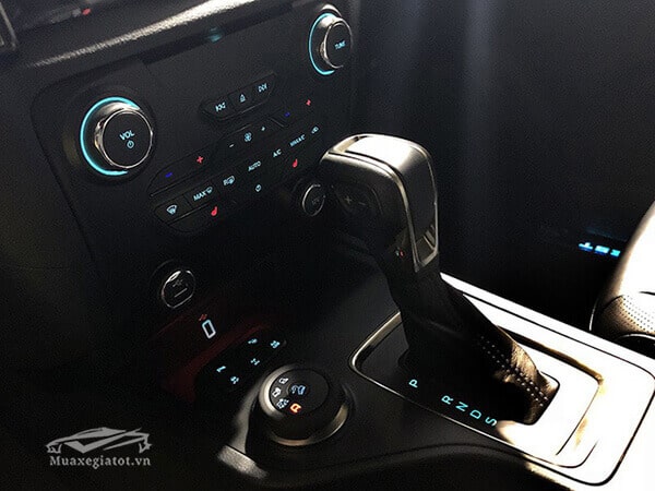 Nên mua Ford Everest hay Mitsubishi Pajero Sport? hop so 10 cap xe ford everest 2019 titanium 20 at 2cau bi turbo muaxegiatot vn Nên mua Ford Everest hay Mitsubishi Pajero Sport?