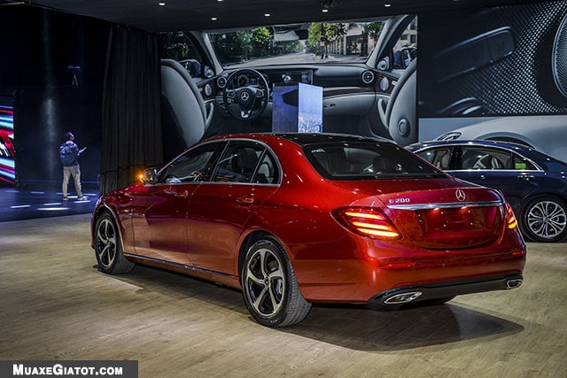 Mercedes E200 Sport 2022: Giá xe lăn bánh khuyến mãi, Mua bán xe trả góp duoi xe mercedes benz e200 sport 2020 muaxegiatot com Mercedes E200 Sport 2022: Giá xe lăn bánh khuyến mãi, Mua bán xe trả góp