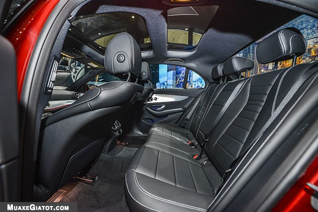 Mercedes E200 Sport 2022: Giá xe lăn bánh khuyến mãi, Mua bán xe trả góp hang ghe sau mercedes benz e200 sport 2020 muaxegiatot com Mercedes E200 Sport 2022: Giá xe lăn bánh khuyến mãi, Mua bán xe trả góp