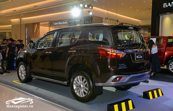 duoi xe isuzu mux 2021 2022 xetot com 11 Isuzu MU-X 2025: Giá xe lăn bánh khuyến mãi, Mua bán xe trả góp
