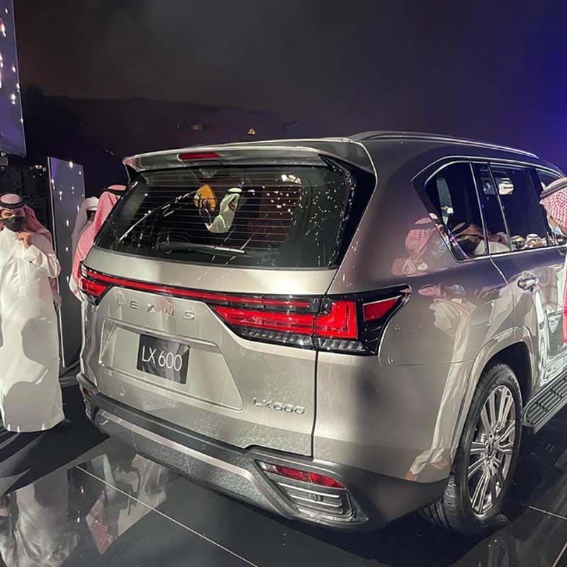 So sánh Lexus LX600 và LX570 - LX600 có gì mới? den hau xe lexus lx600 2022 giaxehoi vn 3 800x800 1 So sánh Lexus LX600 và LX570 - LX600 có gì mới?