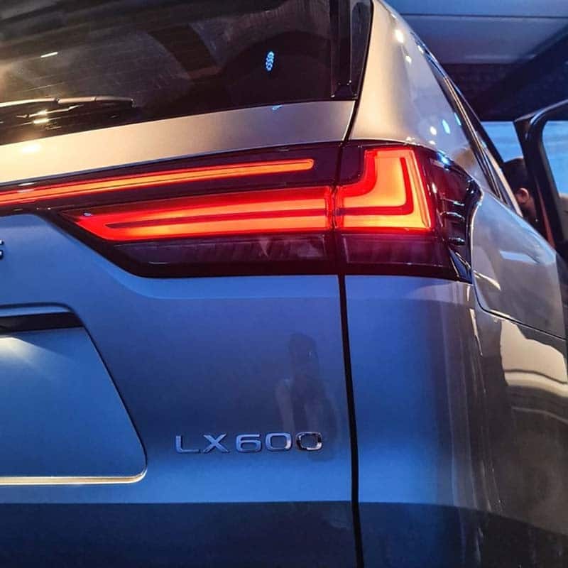 So sánh Lexus LX600 và LX570 - LX600 có gì mới? den hau xe lexus lx600 2022 giaxehoi vn 7 800x800 1 So sánh Lexus LX600 và LX570 - LX600 có gì mới?