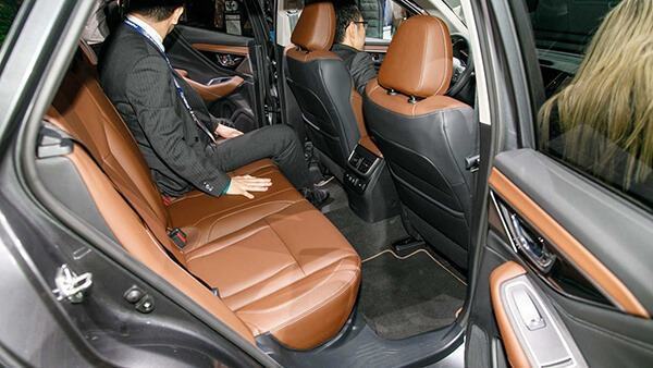 2022 subaru outback at the new york auto show 2022 subaru outback at the new york auto show muaxegiatot vn 9 Subaru Outback 2025: Gi&aacute; xe lăn b&aacute;nh khuyến m&atilde;i, Mua b&aacute;n xe trả g&oacute;p