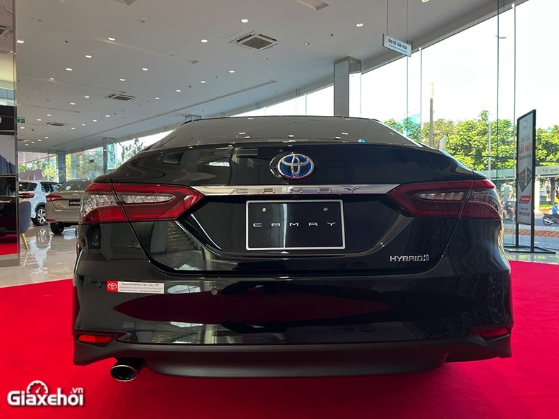 So sánh Toyota Camry 2.5Q với Vinfast Lux A2.0 cao cấp duoi xe toyota camry 2022 2 5hv giaxehoi vn 10 So sánh Toyota Camry 2.5Q với Vinfast Lux A2.0 cao cấp