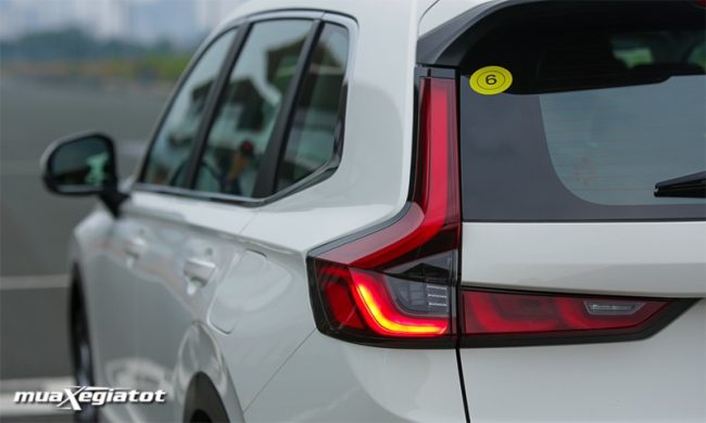 Honda CRV 2025: Giá xe lăn bánh khuyến mãi, Mua bán xe trả góp den hau xe honda cr v hybrid 2024 e hev rs muaxegiatot com 5 650x390 Honda CRV 2025: Giá xe lăn bánh khuyến mãi, Mua bán xe trả góp