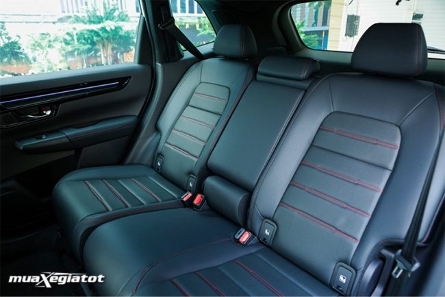 Honda CRV 2025: Giá xe lăn bánh khuyến mãi, Mua bán xe trả góp ghe sau xe honda cr v hybrid 2024 e hev rs muaxegiatot com 4 650x433 Honda CRV 2025: Giá xe lăn bánh khuyến mãi, Mua bán xe trả góp