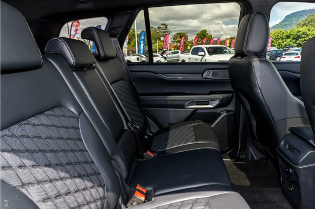 Ford Everest Platinum 2.0L 4x4 AT 2025: Giá xe lăn bánh khuyến mãi, Mua bán xe trả góp ford everest platinum 2 0l 4x4 at 11 Ford Everest Platinum 2.0L 4x4 AT 2025: Giá xe lăn bánh khuyến mãi, Mua bán xe trả góp