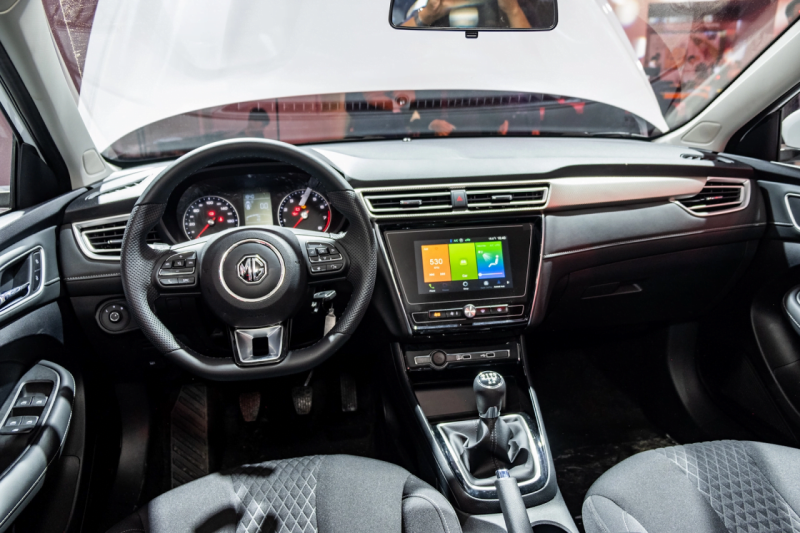 new mg5 1 5 mt 6 800x533 MG5 1.5 MT 2025: Giá xe lăn bánh khuyến mãi, Mua bán xe trả góp