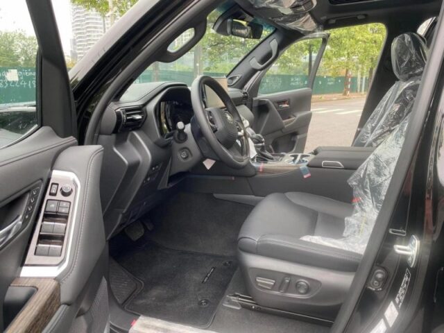 Toyota Land Cruiser LC300 2025: Giá xe lăn bánh khuyến mãi, Mua bán xe trả góp toyota land cruiser lc300 9 Toyota Land Cruiser LC300 2025: Giá xe lăn bánh khuyến mãi, Mua bán xe trả góp