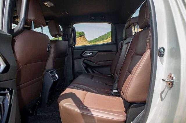 danh gia isuzu d max 2021 ban tai manh me voi muc gia hop ly 7 Đánh giá Isuzu D-Max 2021: Bán tải mạnh mẽ với mức giá hợp lý