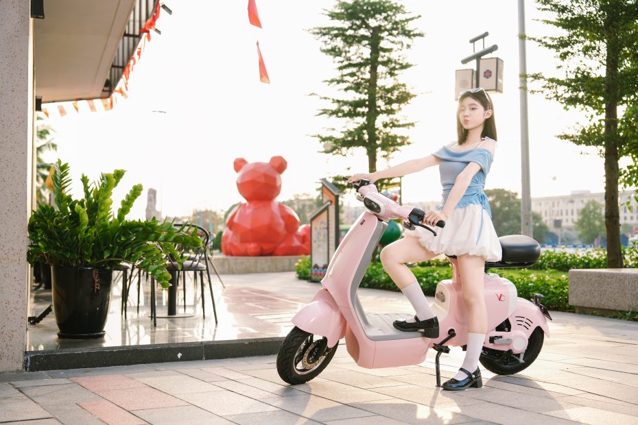 Khám phá 3 mẫu xe điện có bàn đạp nữ: Lựa chọn tinh tế! HIP00460 930x620 Khám phá 3 mẫu xe điện có bàn đạp nữ: Lựa chọn tinh tế!