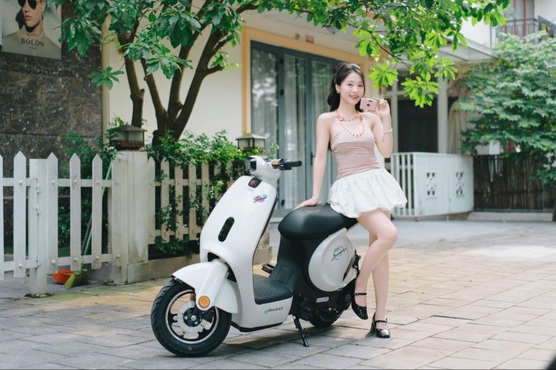 Khám phá 3 mẫu xe điện có bàn đạp nữ: Lựa chọn tinh tế! image2 800x533 Khám phá 3 mẫu xe điện có bàn đạp nữ: Lựa chọn tinh tế!